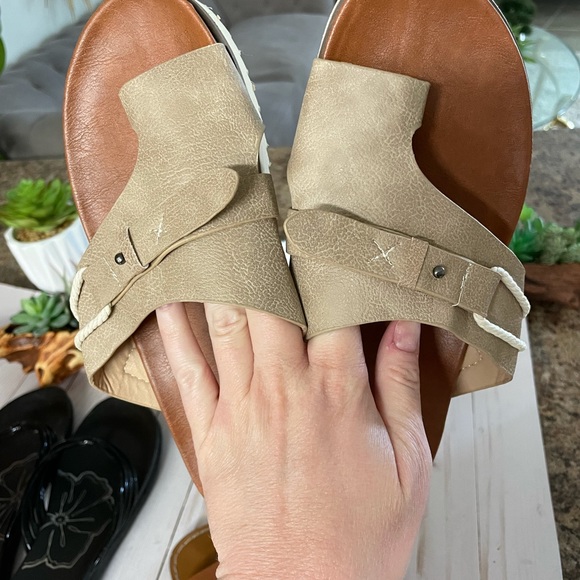 Three Pairs! Sandal and Flip Flop Bundle. Gap, Michelle D Shoes - Picture 7 of 11